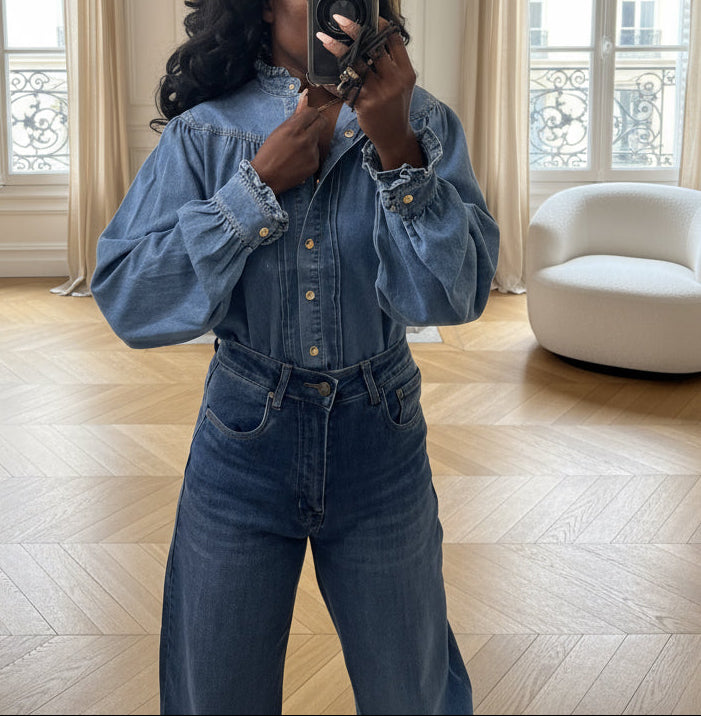 chemise en jean femme, chemise denim à volants, chemise jean romantique, chemise col volanté, haut denim chic, chemise coton manches bouffantes, chemise bleu jean tendance