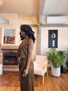 ensemble gilet pantalon femme, ensemble tailleur femme kaki, look sans manches chic, gilet boutonné coton, pantalon large taille haute femme