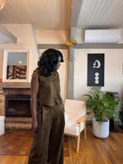 ensemble gilet pantalon femme, ensemble tailleur femme kaki, look sans manches chic, gilet boutonné coton, pantalon large taille haute femme