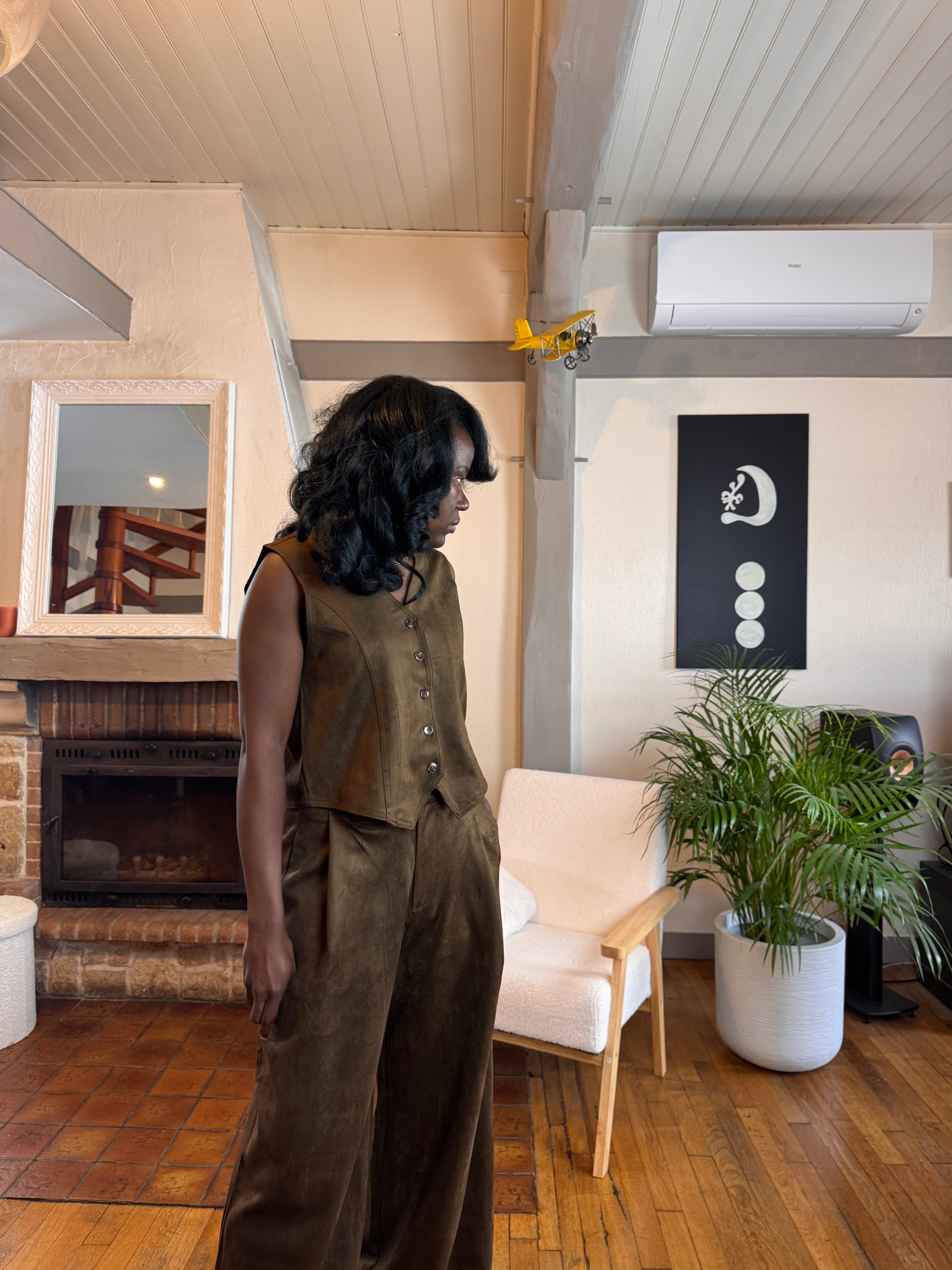 ensemble gilet pantalon femme, ensemble tailleur femme kaki, look sans manches chic, gilet boutonné coton, pantalon large taille haute femme