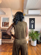 ensemble gilet pantalon femme, ensemble tailleur femme kaki, look sans manches chic, gilet boutonné coton, pantalon large taille haute femme