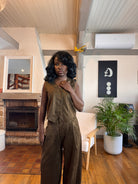 ensemble gilet pantalon femme, ensemble tailleur femme kaki, look sans manches chic, gilet boutonné coton, pantalon large taille haute femme