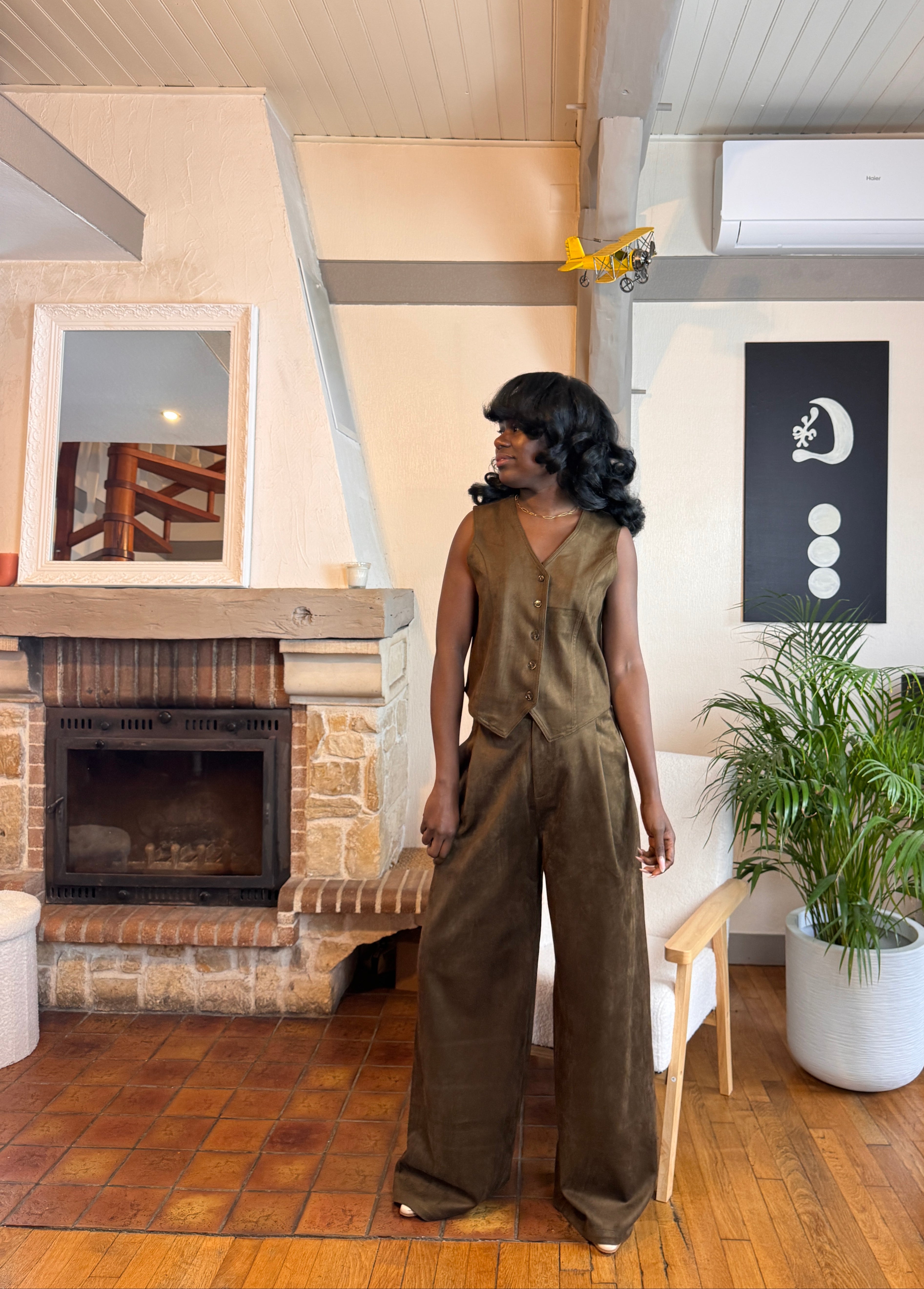 ensemble gilet pantalon femme, ensemble tailleur femme kaki, look sans manches chic, gilet boutonné coton, pantalon large taille haute femme