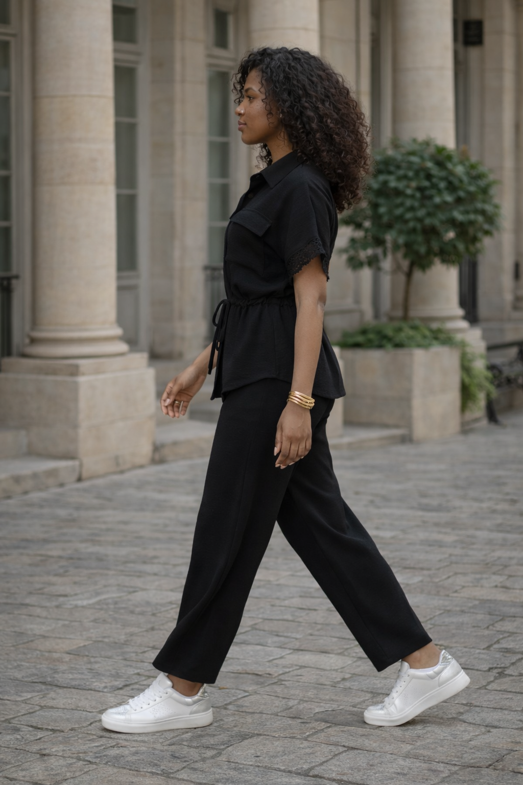 ensemble noir femme chemisier manches dentelle et pantalon fluide