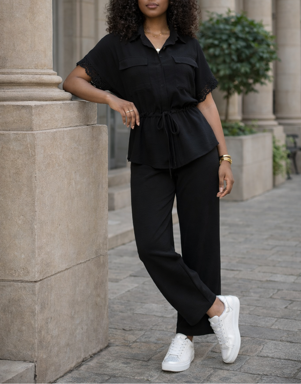 ensemble noir femme chemisier manches dentelle et pantalon fluide