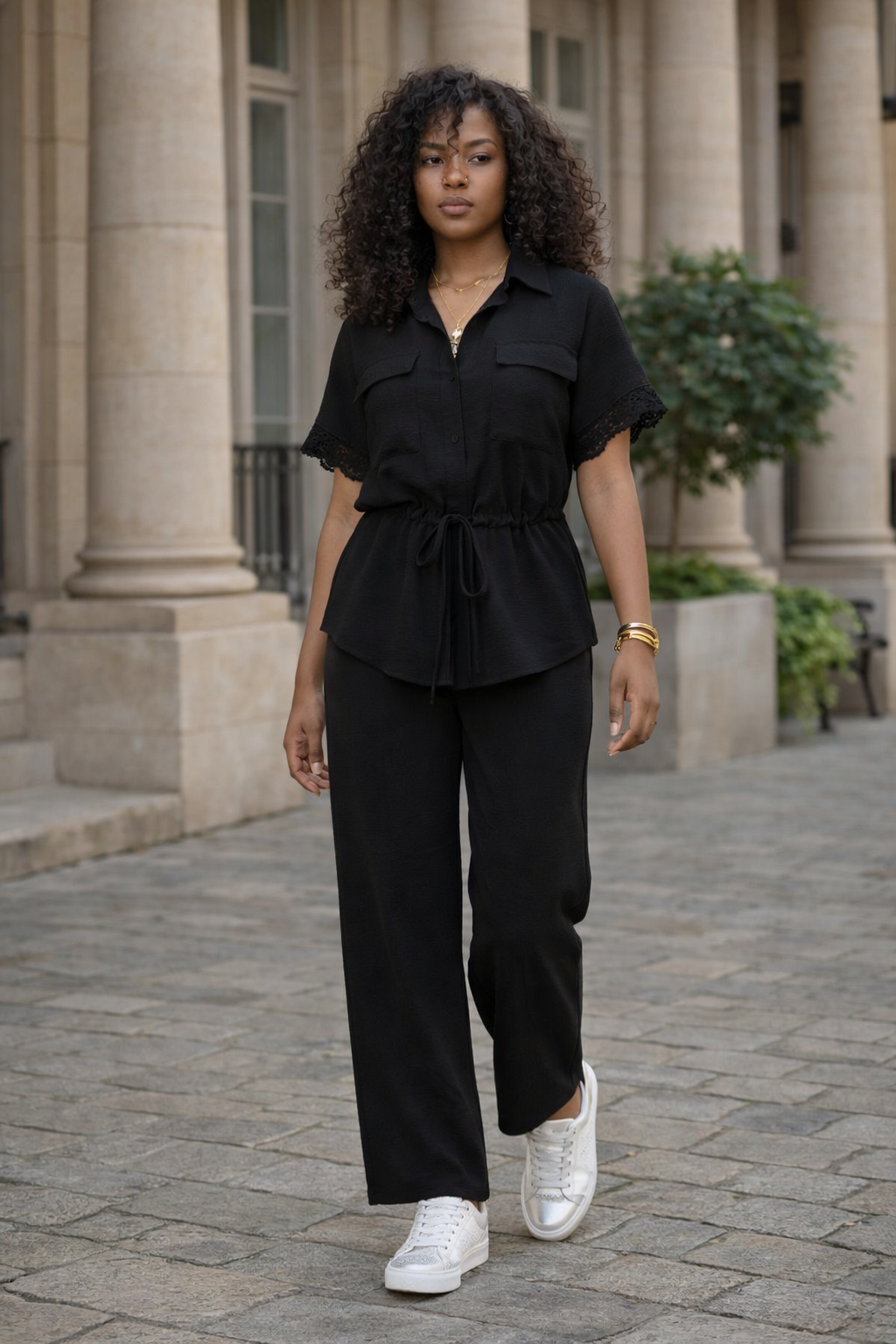 ensemble noir femme chemisier manches dentelle et pantalon fluide