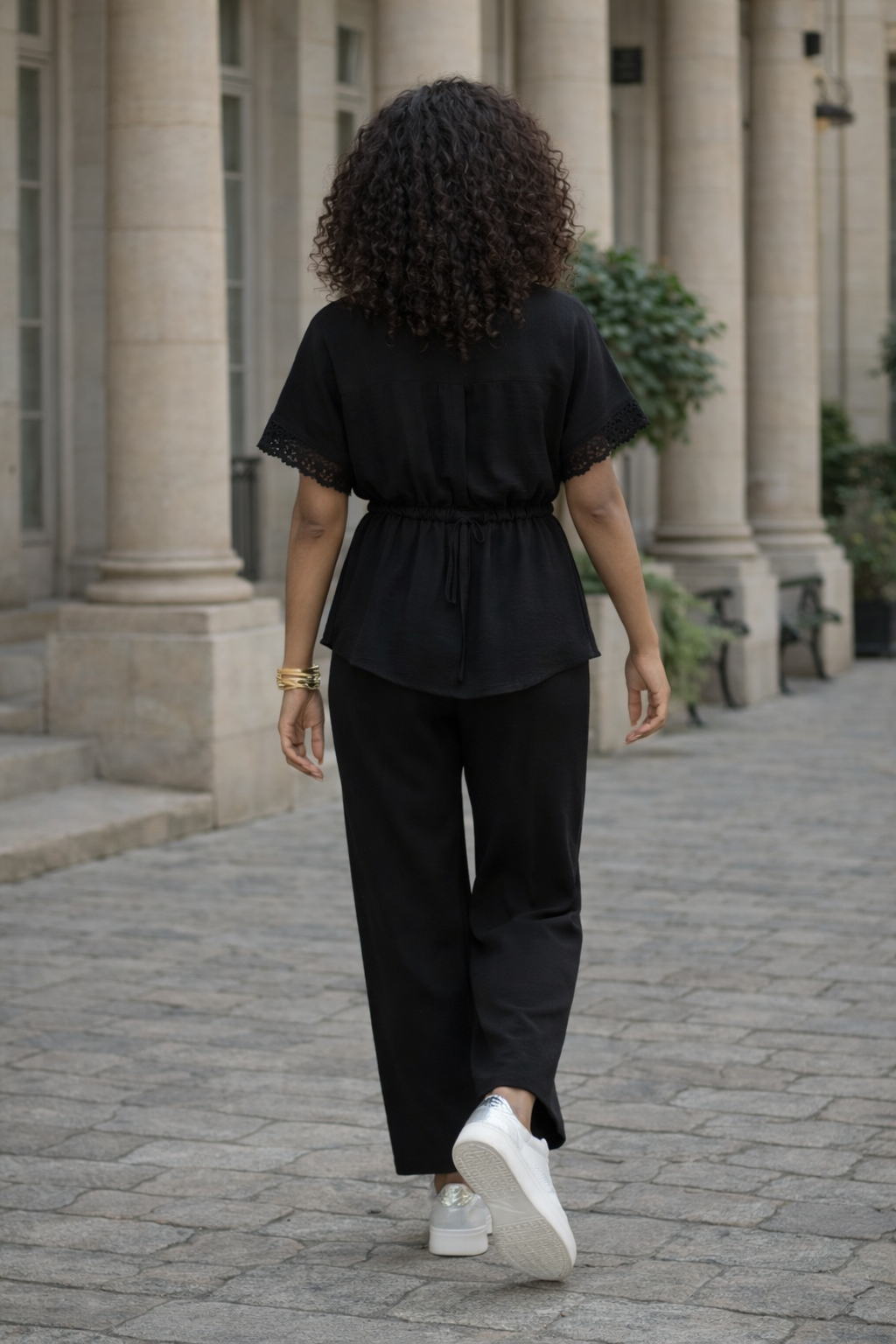 ensemble noir femme chemisier manches dentelle et pantalon fluide