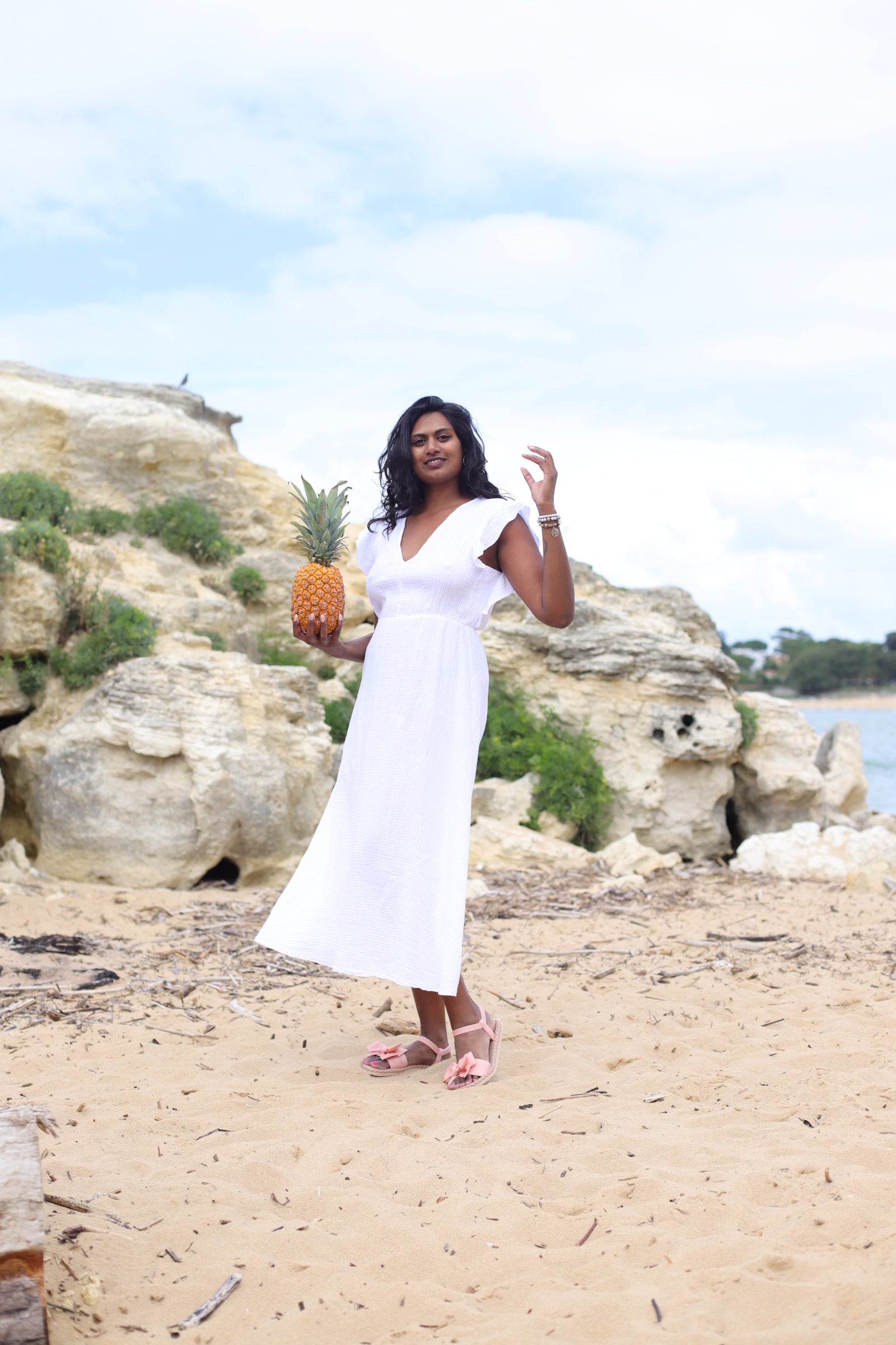     gaze de coton, coupe fluide, robe longue, décolleté en V,