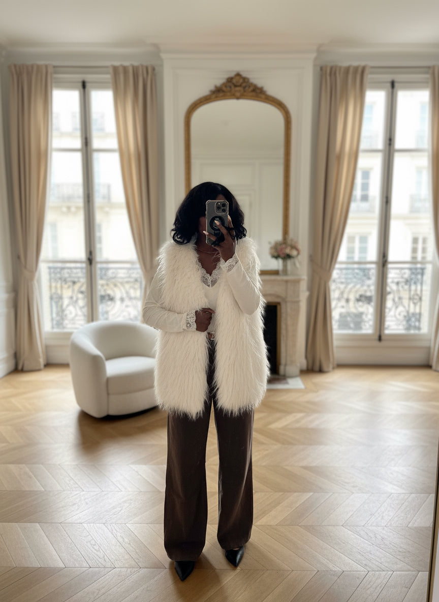 gilet fausse fourrure blanc femme, gilet sans manches hiver, veste fourrure femme chic, gilet blanc fourré, gilet hiver femme tendance, gilet cosy fausse fourrure