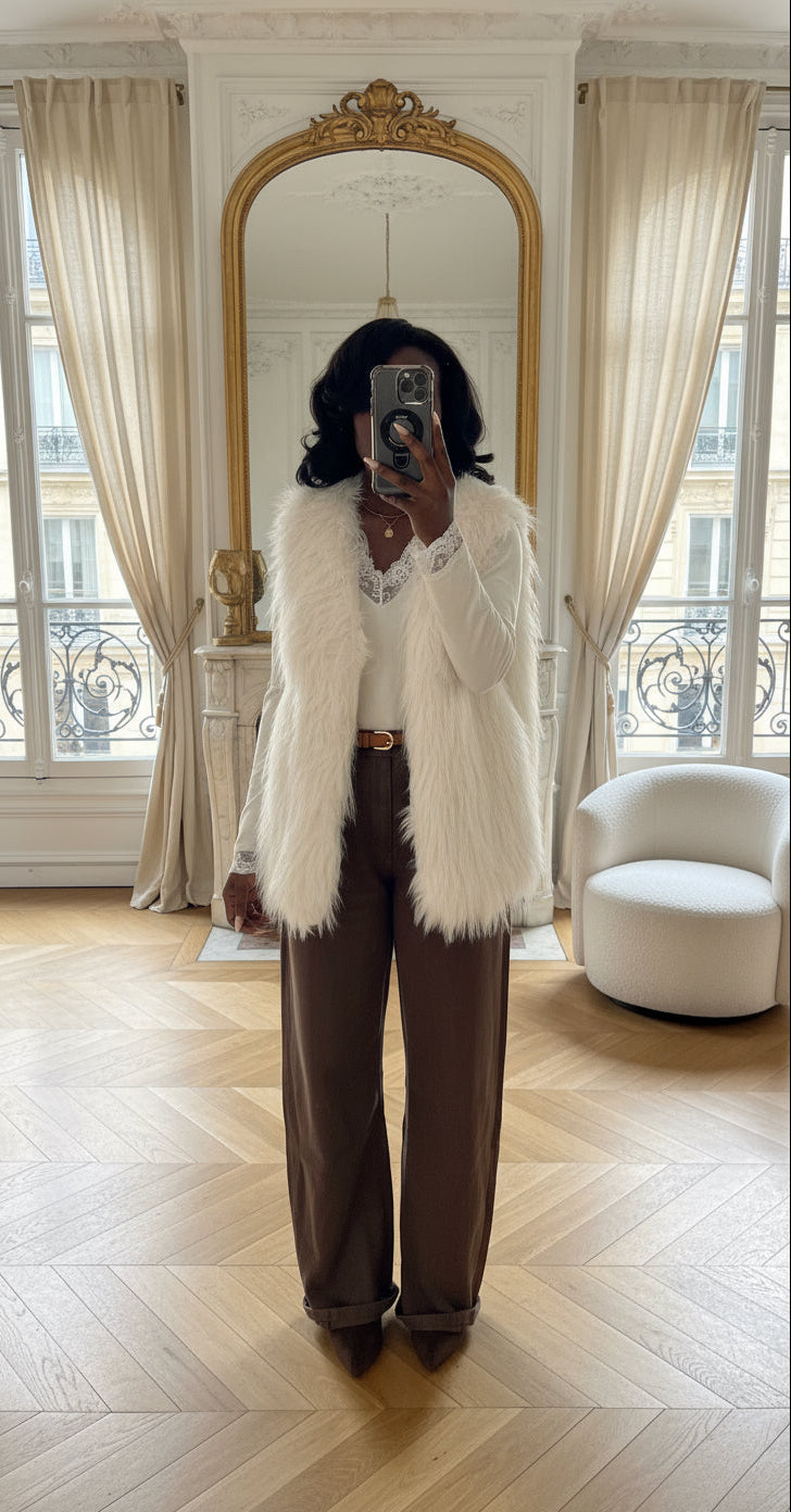 gilet fausse fourrure blanc femme, gilet sans manches hiver, veste fourrure femme chic, gilet blanc fourré, gilet hiver femme tendance, gilet cosy fausse fourrure