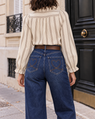 Jean droit Céleste avec ceinture cœur – bleu et Chemisier Inès à rayures bleu marine – écru – Beautiful Shop