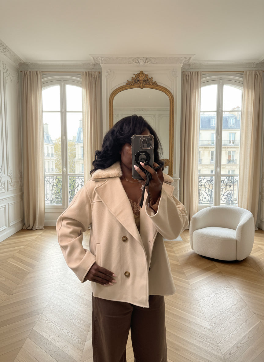 manteau court femme hiver, manteau col fausse fourrure beige, manteau élégant coupe droite, manteau chic automne hiver, veste femme double boutonnage