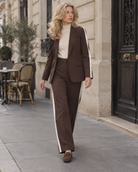 Pantalon Constance à bandes blanches – bordeaux foncé et Blazer Constance à bandes contrastées – bordeaux foncé – Beautiful Shop