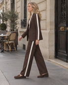 Pantalon Constance à bandes blanches – bordeaux foncé et Blazer Constance à bandes contrastées – bordeaux foncé – Beautiful Shop