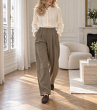 Pantalon large Margaux à pinces – taupe – Beautiful Shop