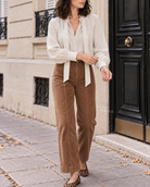 Pantalon Solène flare en velours – taupe et Chemisier Alba écru à fines rayures – Beautiful Shop