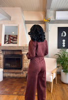 pantalon fluide bordeaux femme, pantalon rouge suédine, pantalon droit femme chic, ensemble veste pantalon femme, pantalon tendance automne hiver