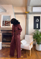 pantalon fluide bordeaux femme, pantalon rouge suédine, pantalon droit femme chic, ensemble veste pantalon femme, pantalon tendance automne hiver