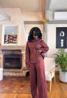 pantalon fluide bordeaux femme, pantalon rouge suédine, pantalon droit femme chic, ensemble veste pantalon femme, pantalon tendance automne hiver