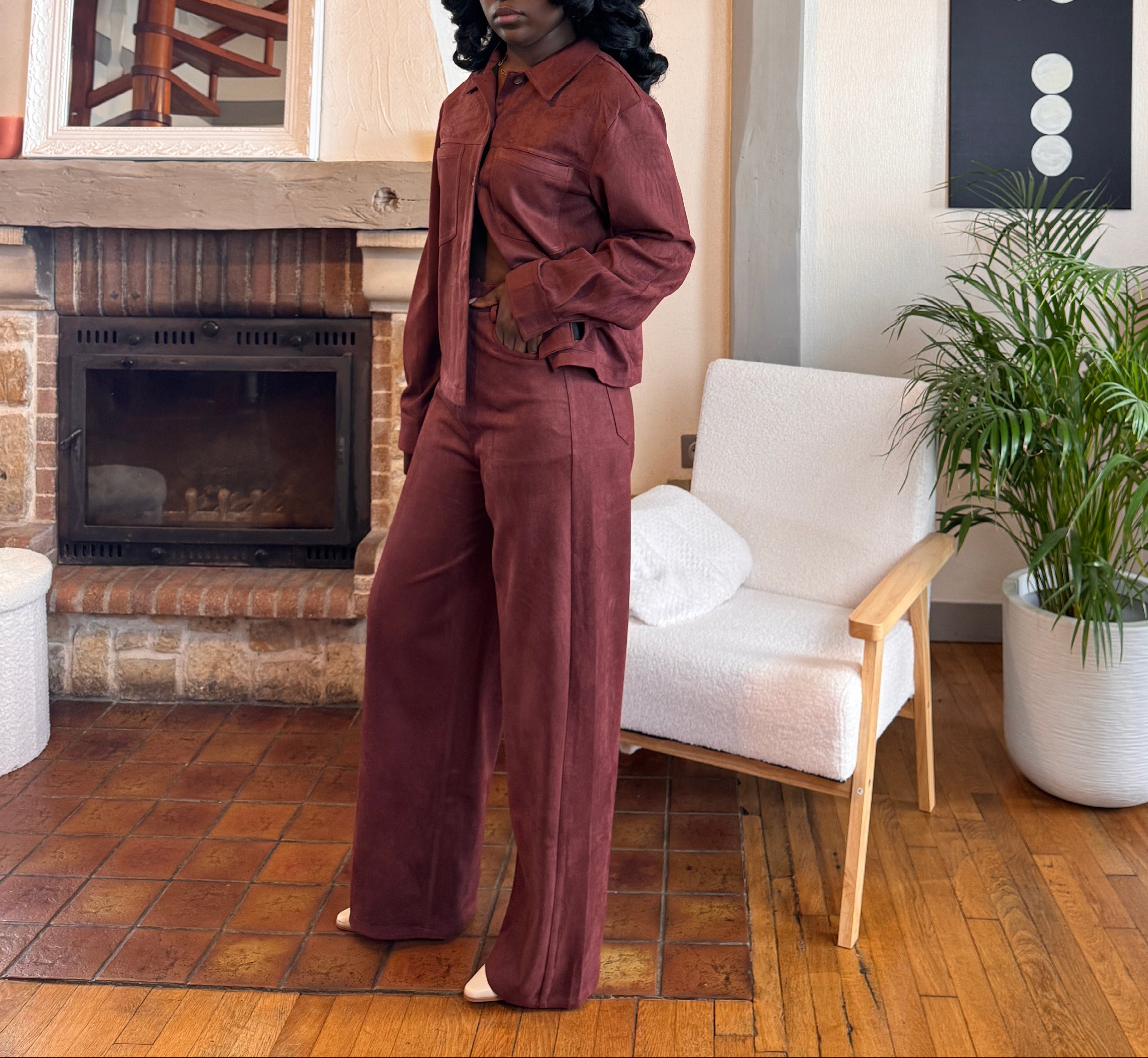 pantalon fluide bordeaux femme, pantalon rouge suédine, pantalon droit femme chic, ensemble veste pantalon femme, pantalon tendance automne hiver