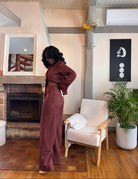 pantalon fluide bordeaux femme, pantalon rouge suédine, pantalon droit femme chic, ensemble veste pantalon femme, pantalon tendance automne hiver