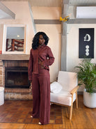 pantalon fluide bordeaux femme, pantalon rouge suédine, pantalon droit femme chic, ensemble veste pantalon femme, pantalon tendance automne hiver