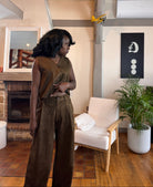 pantalon fluide kaki femme, pantalon coton taille haute, pantalon droit large femme, pantalon chic casual, look tailleur sans manches femme