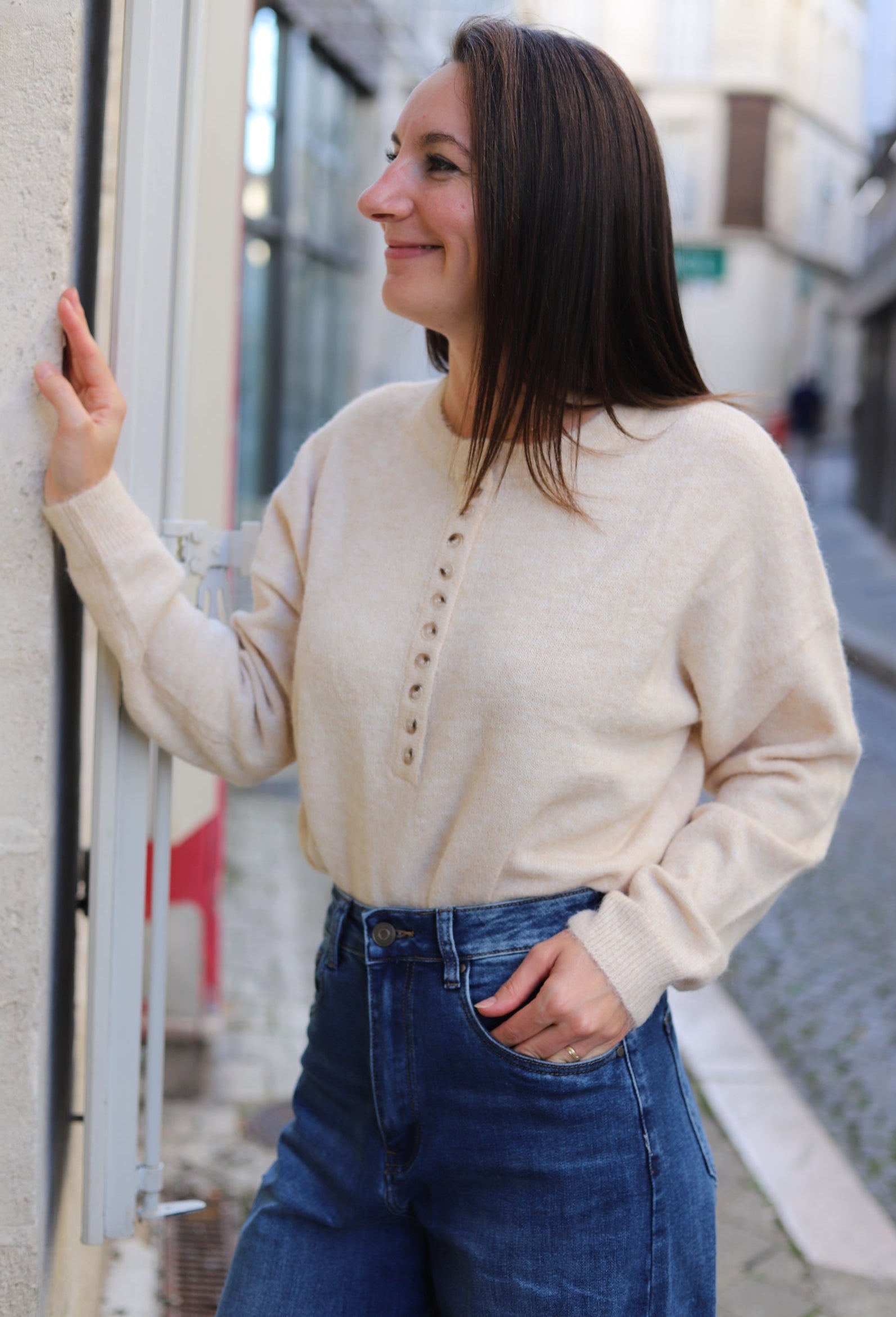 Pull beige à col rond boutonné – Beautiful Shop