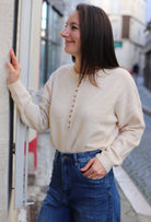 Pull beige à col rond boutonné – Beautiful Shop