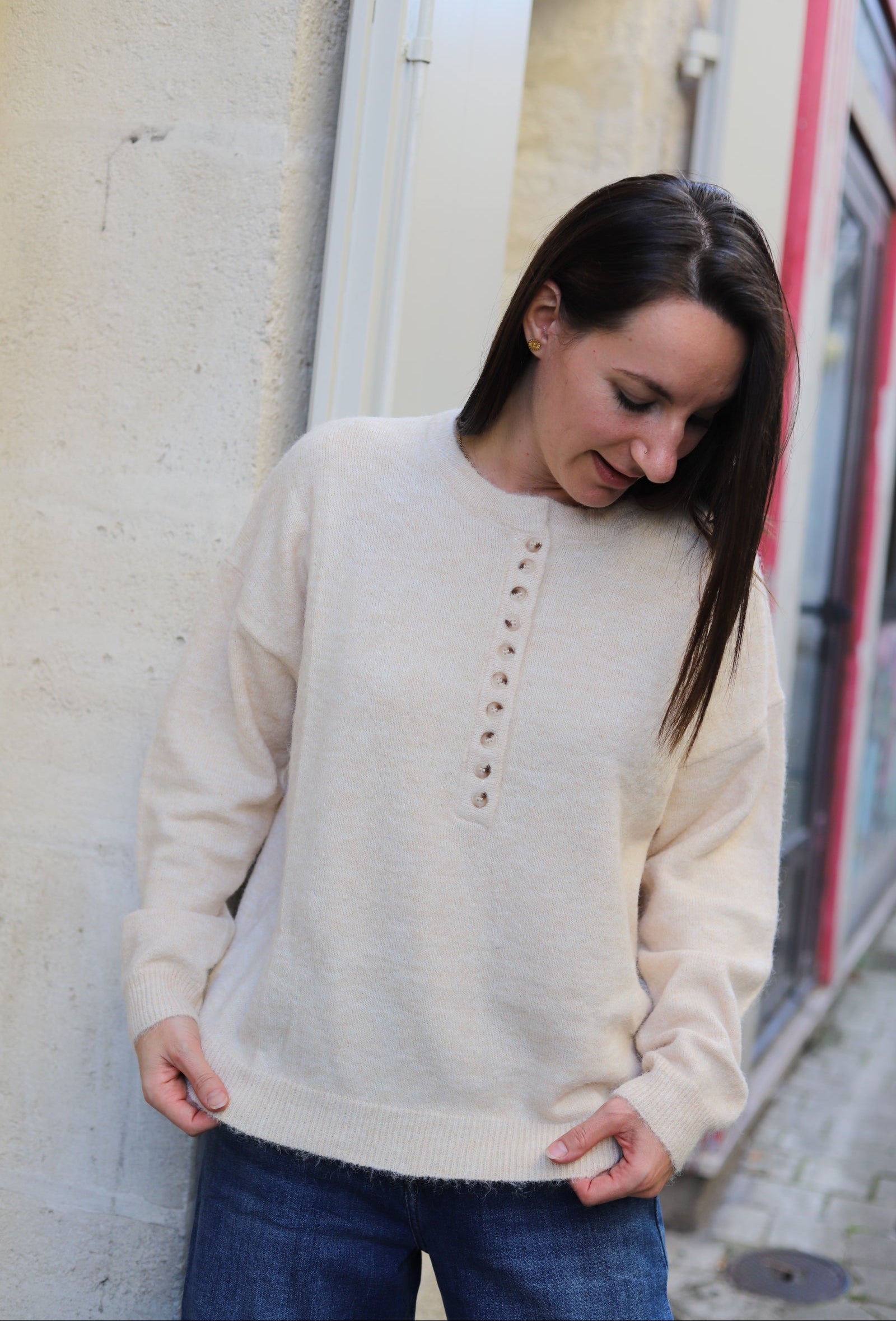 Pull beige à col rond boutonné – Beautiful Shop