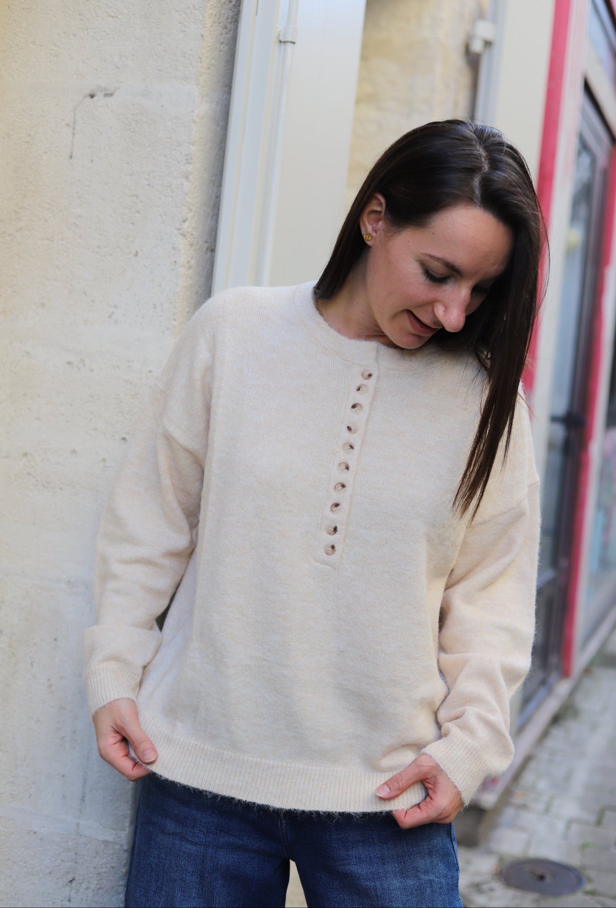 Pull beige à col rond boutonné – Beautiful Shop