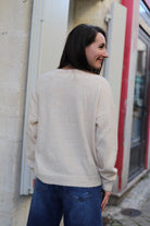 Pull beige à col rond boutonné – Beautiful Shop