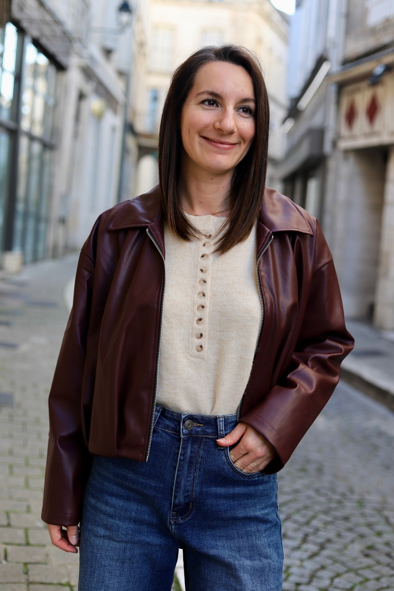 Pull beige à col rond boutonné – Beautiful Shop