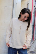 Pull beige à col rond boutonné – Beautiful Shop
