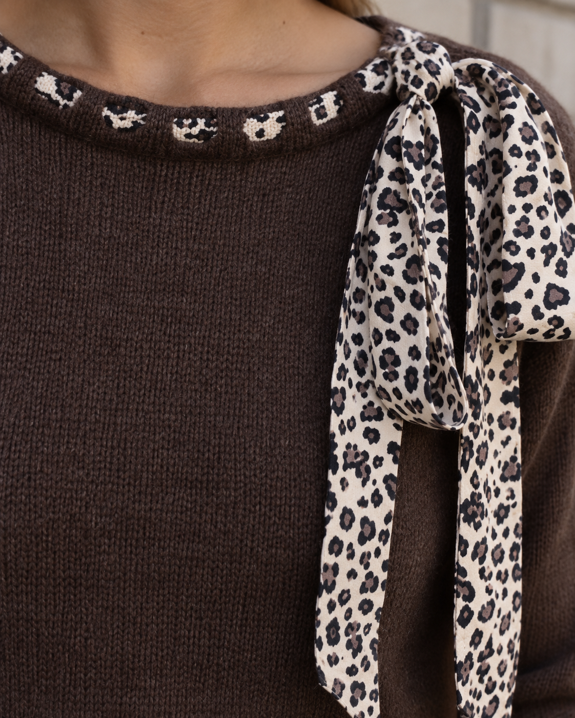 Pull Clémence chocolat à nœud léopard – Beautiful Shop