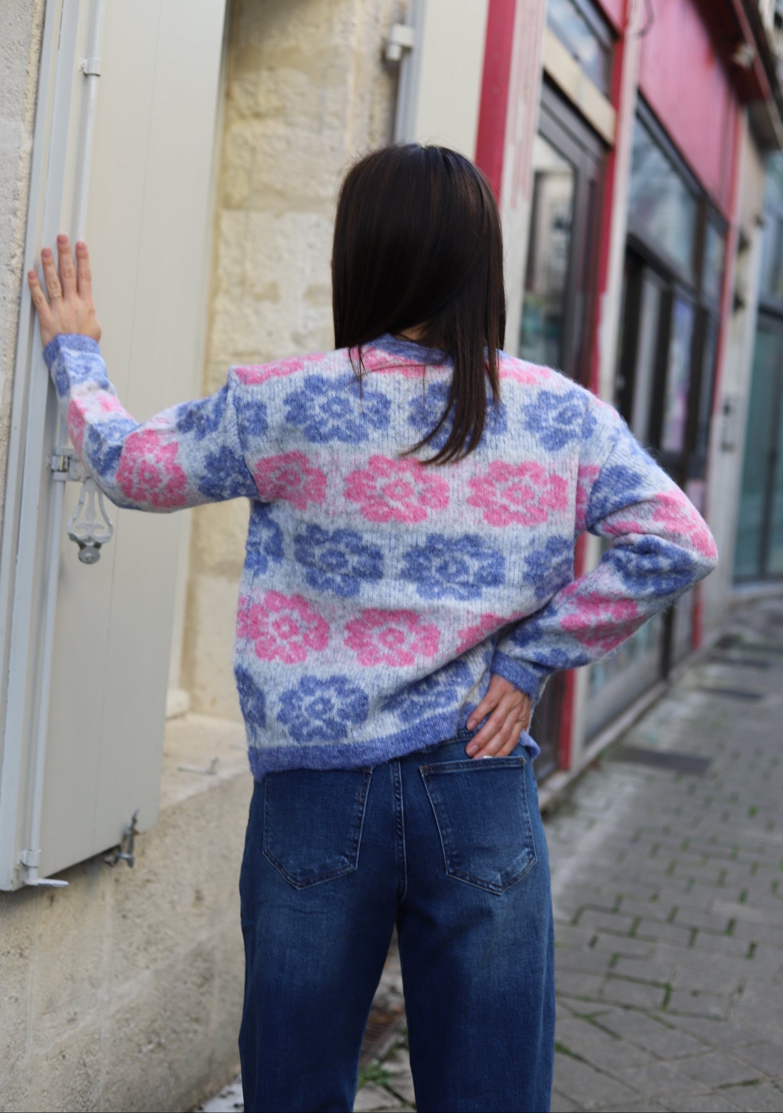 Pull fleuri bleu et rose à col rond – Beautiful Shop