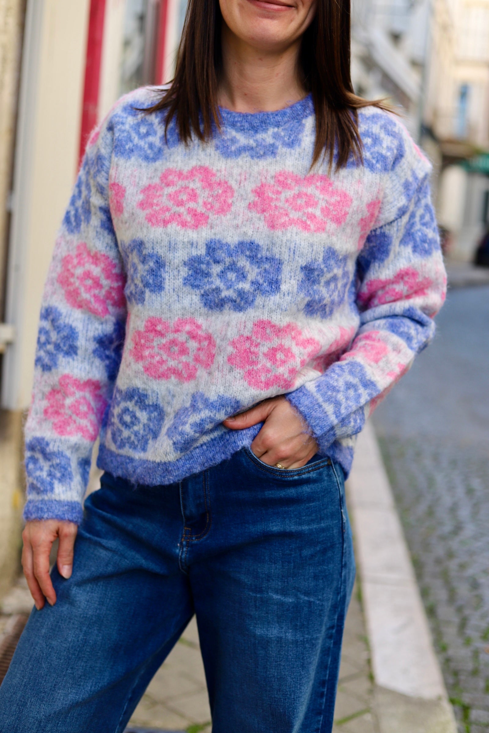 Pull fleuri bleu et rose à col rond – Beautiful Shop