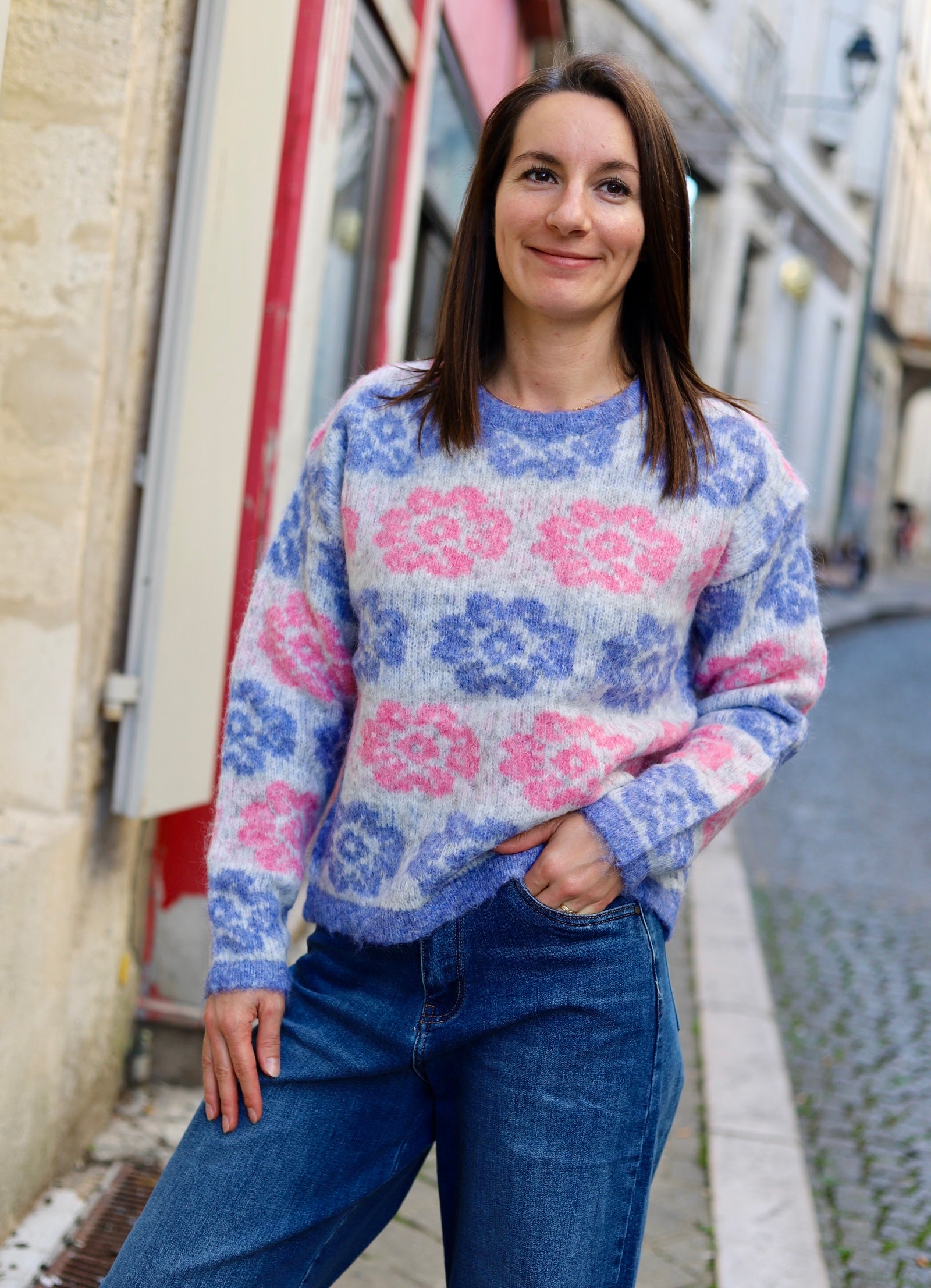 Pull fleuri bleu et rose à col rond – Beautiful Shop