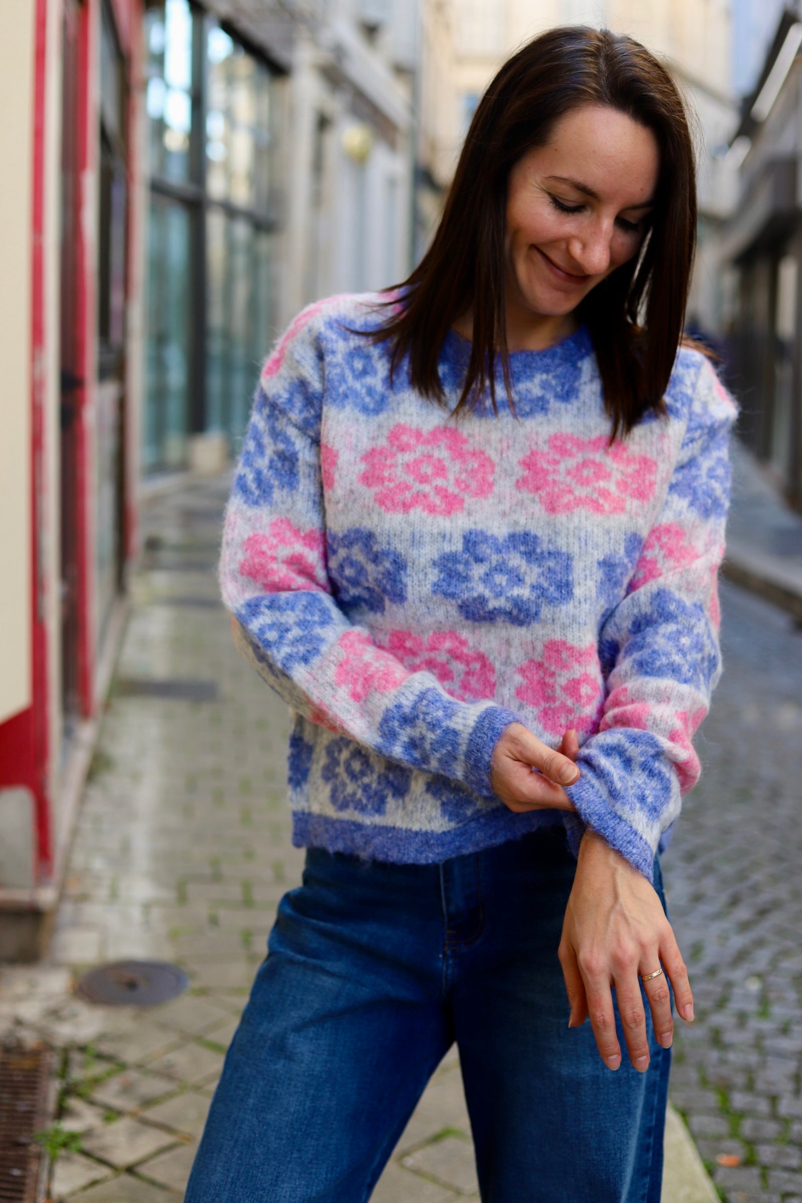 Pull fleuri bleu et rose à col rond – Beautiful Shop