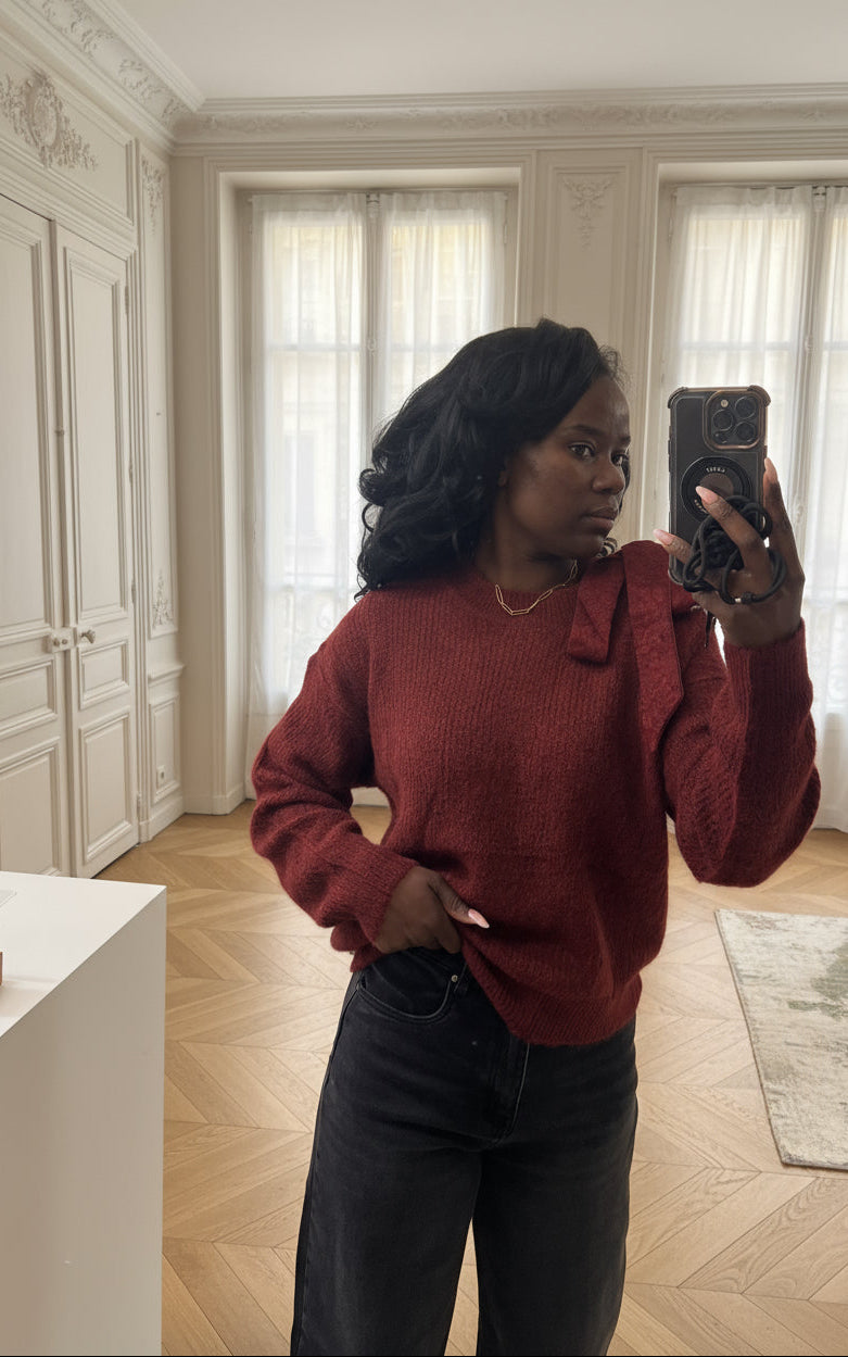 pull bordeaux femme, pull épaule dénudée, pull avec nœud dentelle, pull chic hiver, pull col rond original, pull romantique, pull asymétrique chaud