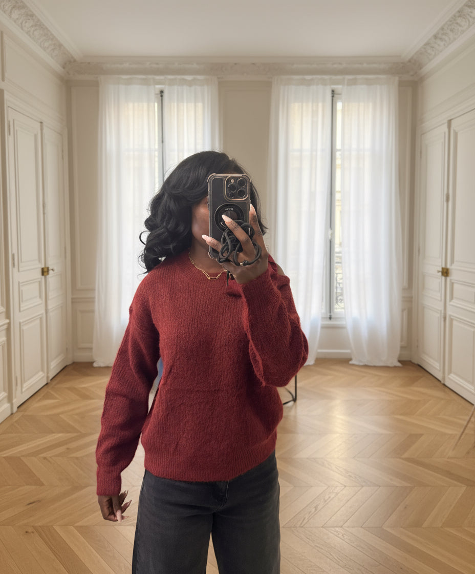 pull bordeaux femme, pull épaule dénudée, pull avec nœud dentelle, pull chic hiver, pull col rond original, pull romantique, pull asymétrique chaud