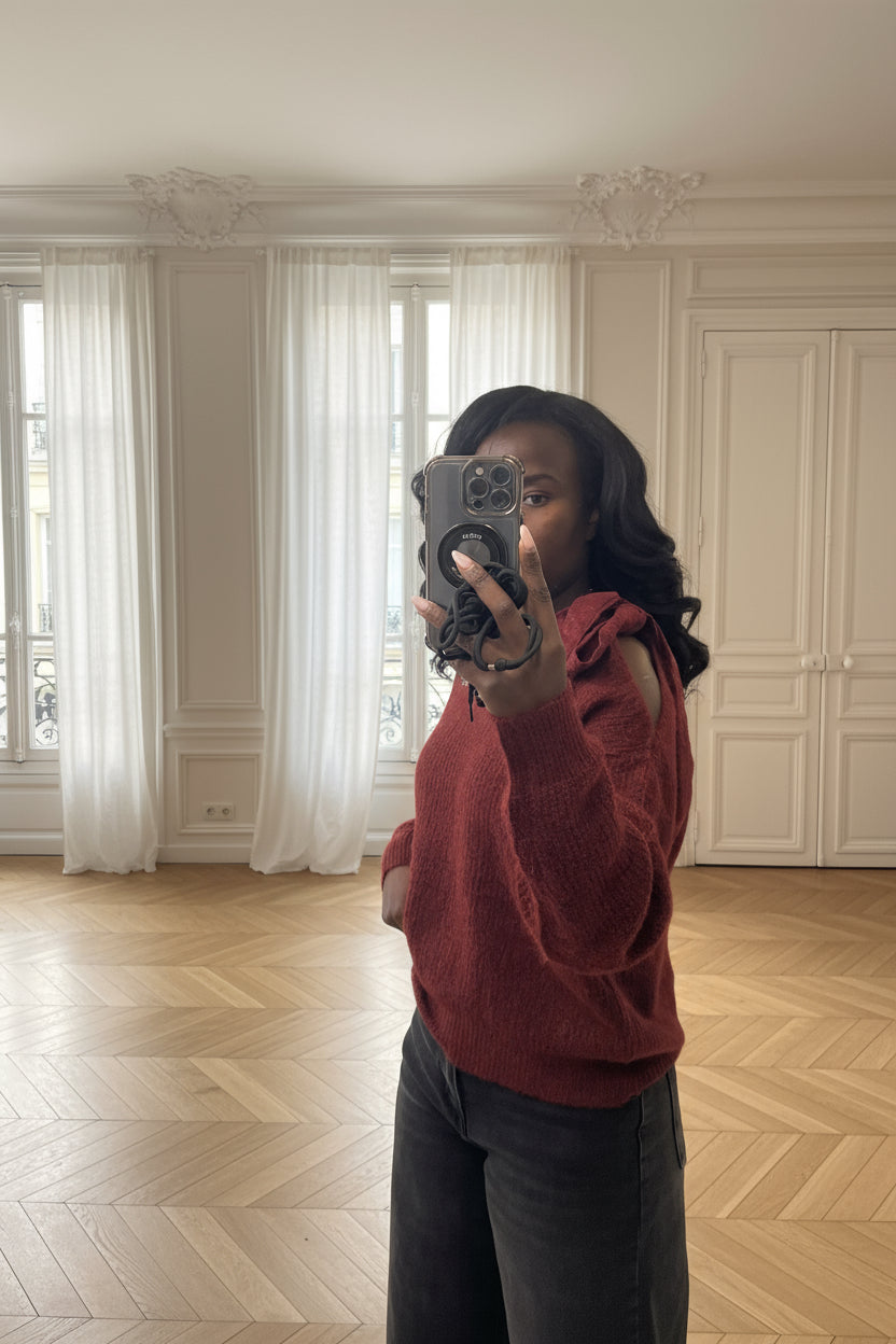 pull bordeaux femme, pull épaule dénudée, pull avec nœud dentelle, pull chic hiver, pull col rond original, pull romantique, pull asymétrique chaud