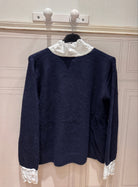 pull dentelle femme, pull bleu marine chic, pull col nœud papillon, pull romantique hiver, pull féminin élégant, pull original manches dentelle, pull doux taille unique