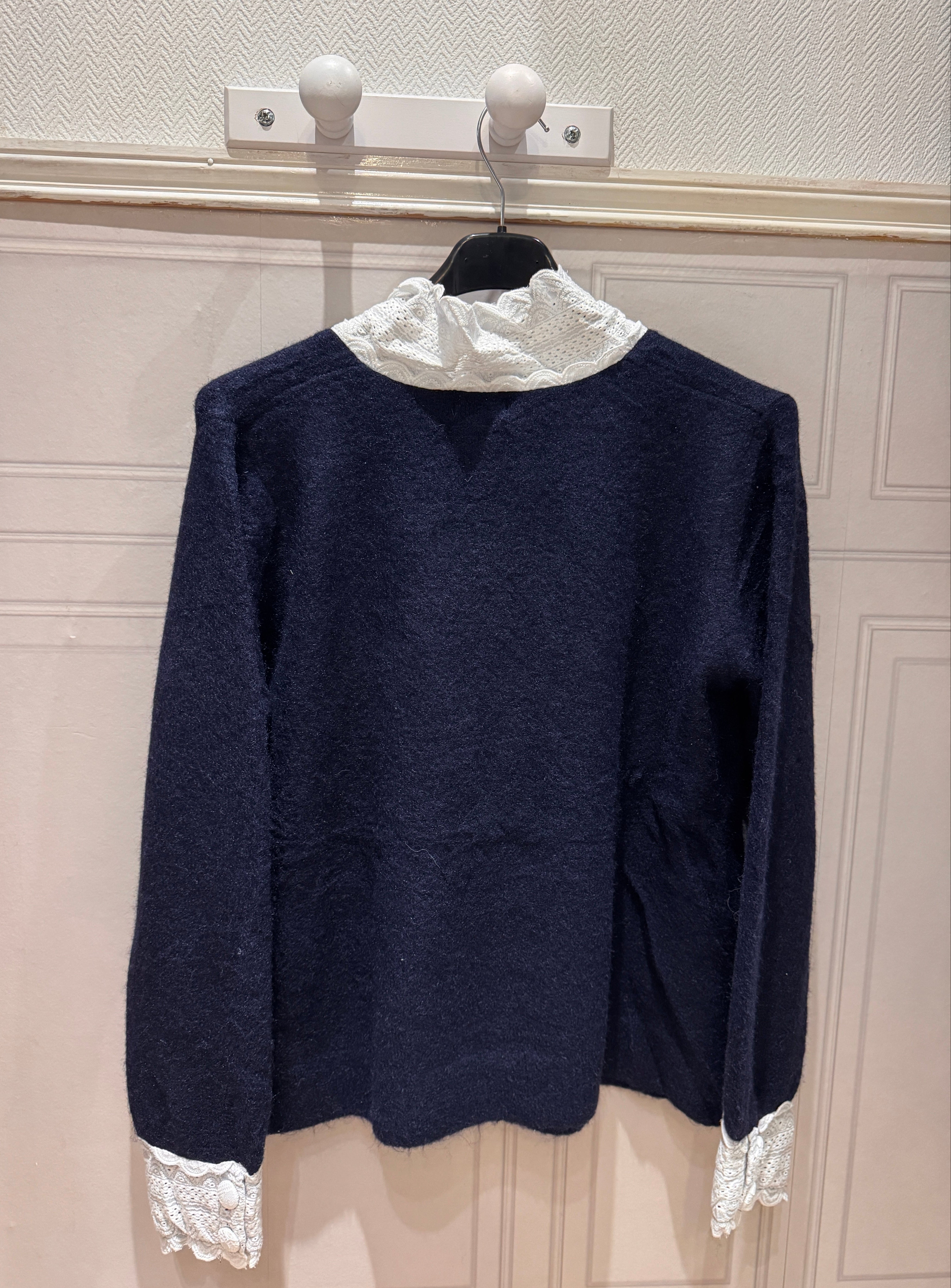 pull dentelle femme, pull bleu marine chic, pull col nœud papillon, pull romantique hiver, pull féminin élégant, pull original manches dentelle, pull doux taille unique