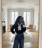 pull dentelle femme, pull bleu marine chic, pull col nœud papillon, pull romantique hiver, pull féminin élégant, pull original manches dentelle, pull doux taille unique