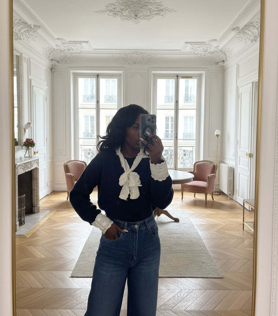 pull dentelle femme, pull bleu marine chic, pull col nœud papillon, pull romantique hiver, pull féminin élégant, pull original manches dentelle, pull doux taille unique