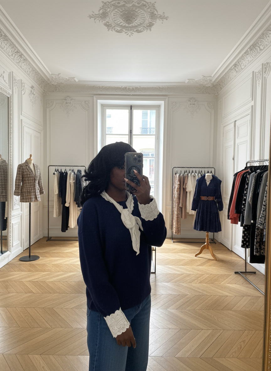 pull dentelle femme, pull bleu marine chic, pull col nœud papillon, pull romantique hiver, pull féminin élégant, pull original manches dentelle, pull doux taille unique