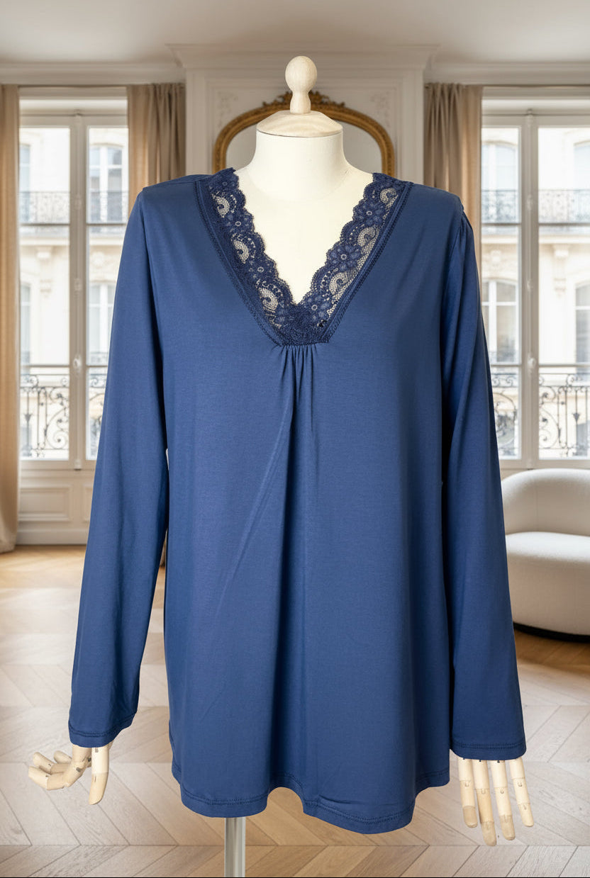 pull dentelle femme, pull col V chic, haut fluide grande taille, pull bleu marine élégant, haut avec col dentelle, pull manches longues viscose