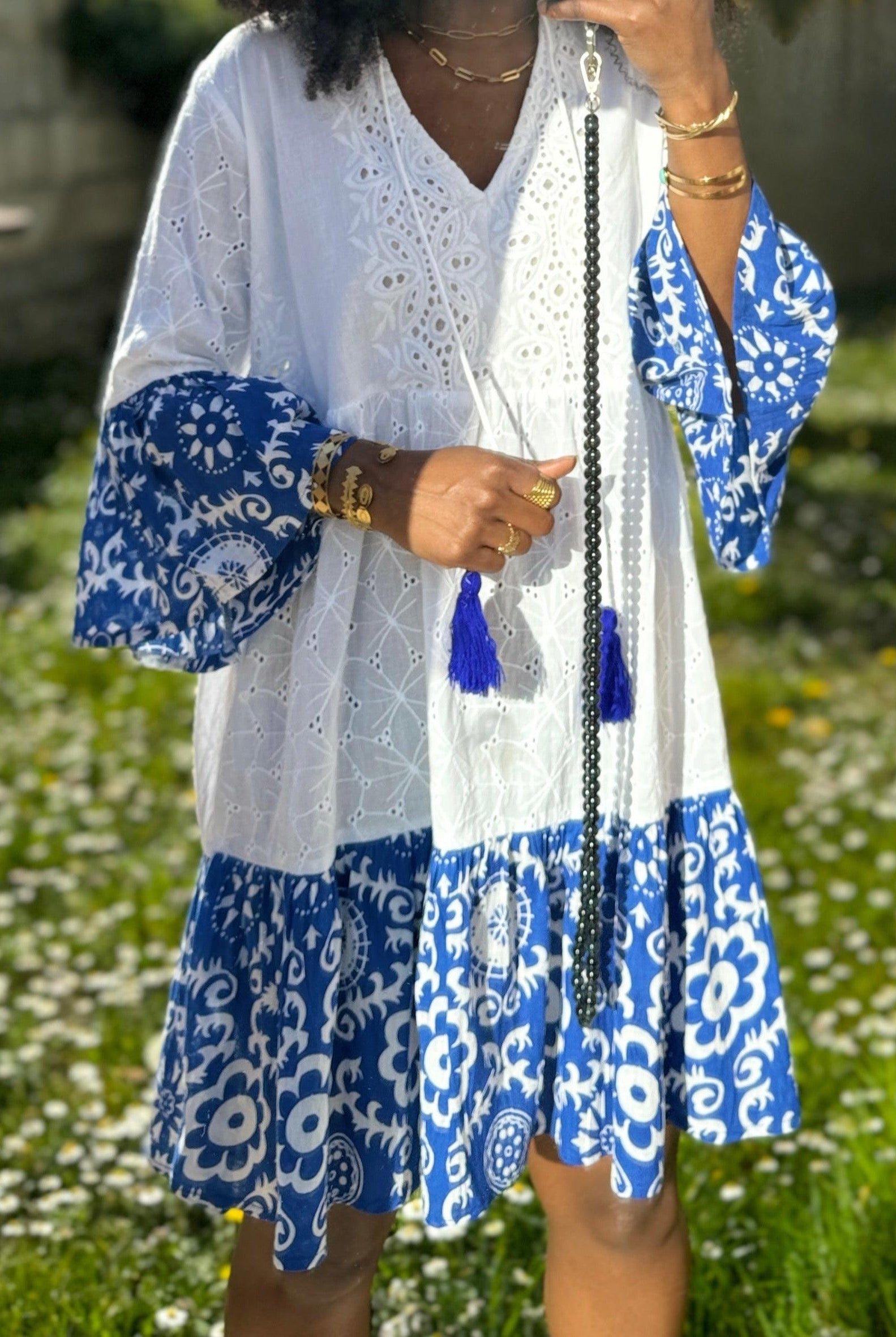 Robe à Col Montant Blanc et Bleu avec Broderie et Pompons - beautifulshop