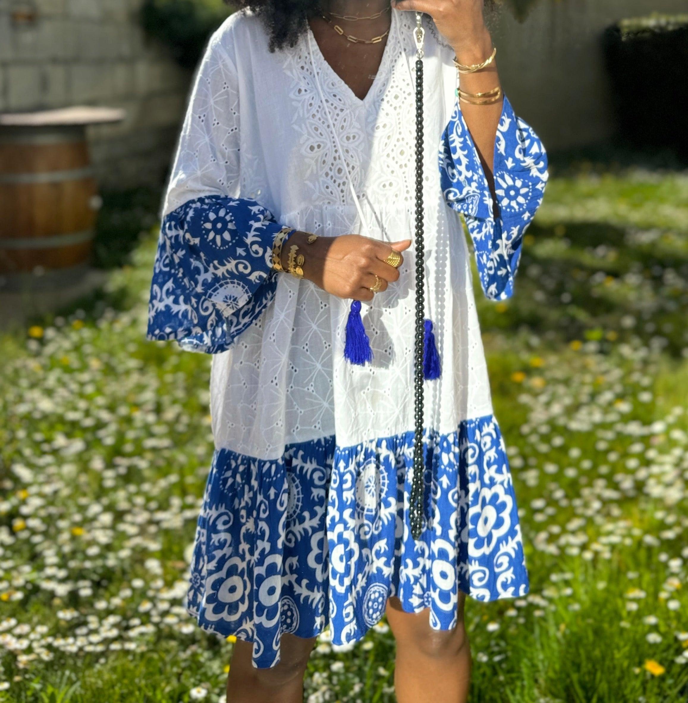 Robe à Col Montant Blanc et Bleu avec Broderie et Pompons - beautifulshop